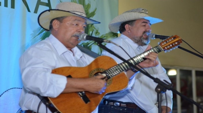 A dupla de Buritama (SP), João Viola e Juliano conquistou o título do festival Violeira Rose Abrão de 2016 (foto crédito Leandro Joaquim )