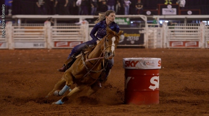 : A amazona Ana Carolina Cardoso foi a campeã de 2016 dos Três Tambores, no Barretos International Rodeo (foto: André Monteiro)