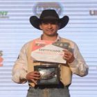 Após sete tentativas, Carlos Menini é campeão do Bareback do Rodeio de Barretos